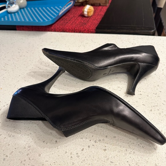 Donald J. Pliner Black Leather Pumps
Size 9 1/2 - Picture 3 of 5
